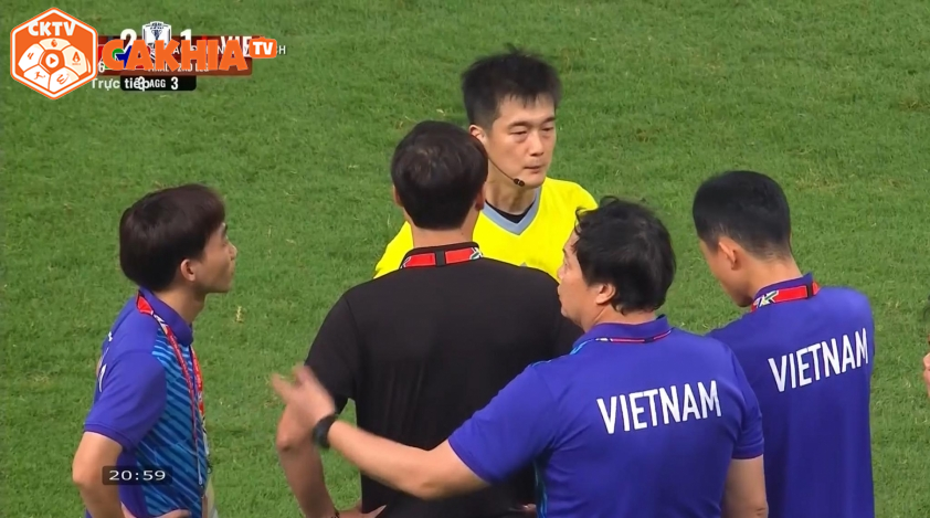 Trọng tài trao đổi với ĐT Việt Nam sau đó. Trọng tài trao đổi với ĐT Việt Nam sau đó.