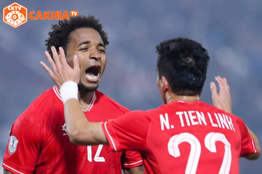 Xuân Son vừa nhận danh hiệu vua phá lưới lẫn MVP giải đấu Xuân Son vừa nhận danh hiệu vua phá lưới lẫn MVP giải đấu