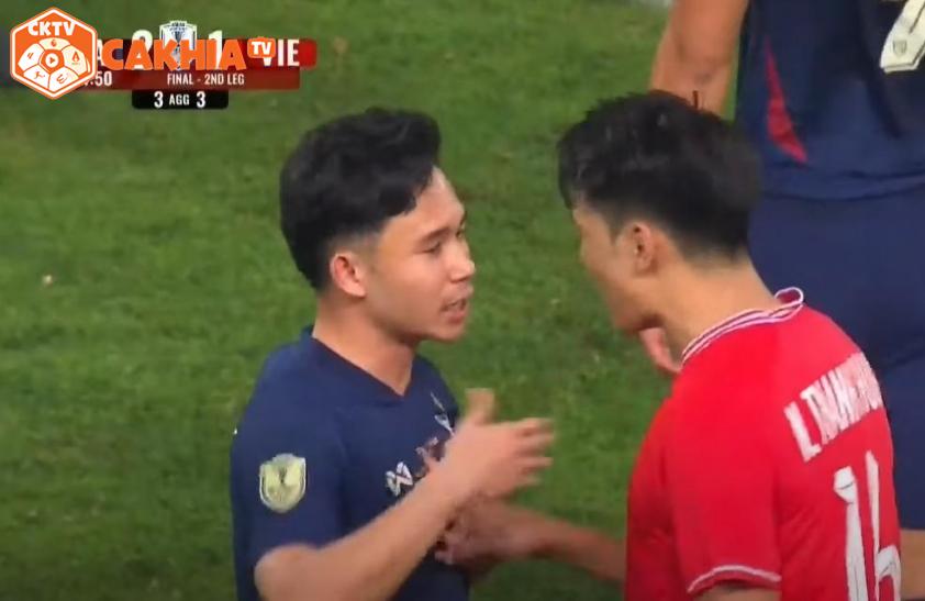 Supachok ghi bàn cho Thái Lan sau tình huống thiếu fair-play Supachok ghi bàn cho Thái Lan sau tình huống thiếu fair-play